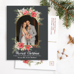 Cartão Postal De Festividades Farmhouse Poinsettia Modern Arrastou Foto do Newly<br><div class="desc">Da Farmhouse Poinsettia Christmas & Holiday Collection: Farmhouse Poinsettia Modern Arranjou Newlyweds Photo PostCard Holiday Card, com uma bela fonte tipográfica "Feliz Natal" e um nome de família personalizado. Adicione facilmente sua fotografia de casamento ou feriado e envie uma mensagem para esta maravilhosa Modelo do Cartão de Natal. Em 4...</div>