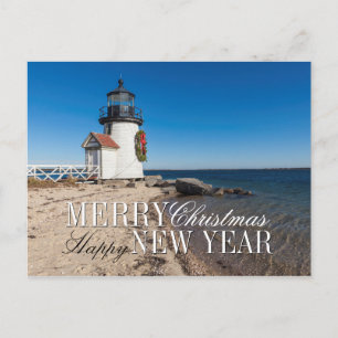 Cartão Postal De Festividades Farol na praia com uma coroa de Natal