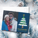 Cartão Postal De Festividades Feliz Chrismukkah Cute Hanukkah Foto de Natal<br><div class="desc">Este cartão postal da família Chrismukkah,  Feliz bonita,  apresenta uma árvore de Natal verde decorada com ornamentos de sonho azul e uma estrela judaica dourada de David no topo para Hanukkah para combinar os dois feriados de uma família que comemora ambos.</div>