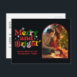 Cartão Postal De Festividades Feliz de Cane e Pop Brilhante e Natal<br><div class="desc">Compartilhe alegria de feriado com esta Feliz e cartão postal Brilhante com tipografia retrógrada em negrito e um espaço reservado para fotos em na moda para sua foto favorita. Este design moderno encontra-se-vintage combina letras coloridas com um quadro arquivado de tendências, fazer perfeito para retratos familiares ou snapshots sazonais. Personalize...</div>