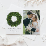 Cartão Postal De Festividades Feliz de coroa de madeira boxwood e foto casada<br><div class="desc">Feliz e casado | Envie seus desejos de feriado para amigos e familiares com este cartão postal de feriado personalizável. Esta foto do cartão de Natal apresenta coroa de madeira de boxe pintada à mão. Personalize adicionando seus detalhes. Este postal de Natal de casamento está disponível em outras cores e...</div>