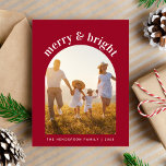 Cartão Postal De Festividades Feliz E Arco Brilhante Foto Vermelha Natal<br><div class="desc">Cartão-postal vermelho moderno com sua foto em um quadro de arco e "feliz e brilhante" acima em uma popular tipografia branca. Adicione seus nomes e o ano em uma simples tipografia branca. No verso,  adicione outra foto e uma mensagem personalizada ou deixe o vazio.</div>
