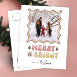 Cartão Postal De Festividades Feliz e Brilhante Coloração 80s Foto Retroativa Na<br><div class="desc">Adicione um toque de nostalgia vintage aos seus cartões de Natal com este design postal colorido de Feliz e Feriado Brilhante com espaço para a sua foto. Apresentando um fotograma colorido, retro fontes em cores vermelho, verde e rosa festivos que leem 'Feliz & Brilho' com um espaço para sua mensagem...</div>