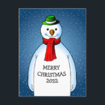 Cartão Postal De Festividades Feliz e Snowman Feliz<br><div class="desc">O boneco de neve feliz vestindo um chapéu verde e um cachecol vermelho está pronto para o Natal.</div>