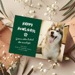 Cartão Postal De Festividades Feliz Feliz Feliz Feliz Feliz Natal para Cachorros<br><div class="desc">Mande o Natal animado com este cachorro de estimação feliz Feliz Feriado de Natal Cartão-postal. Design apresenta uma fotografia do seu bebê pelado,  texto branco sobre um fundo verde festivo que pode ser mudado para qualquer cor. O texto engraçado lê: Feliz Howlidays,  Adivinha quem lamber o envelope.</div>