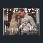 Cartão Postal De Festividades Feliz Hanukkah Brush com a legenda de fotos<br><div class="desc">Feliz Hanukkah! Envie desejos de férias e saudações com este cartão postal de feriado. Ele apresenta 'Happy Hanukkah' em letras de pincel. Personalize este cartão de feriado adicionando sua foto favorita,  saudação,  nomes e outros detalhes. Disponível como cartão plano,  cartão dobrado e cartão postal.</div>