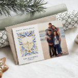 Cartão Postal De Festividades Feliz Hanukkah Festivo Watercolor Menorah Foto<br><div class="desc">Feliz Hanukkah! Mande saudações a Hanukkah para a família e amigos com este cartão-postal elegante. Apresenta a aquarela Menorah e a folhagem elegante da coroa numa sofisticada paleta de ouro, azul claro e azul marinho. Personalize o cartão com sua querida foto vertical e duas linhas de texto personalizado para adicionar...</div>