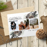 Cartão Postal De Festividades Feliz Natal Black Winter Pinecone Botanical Ho<br><div class="desc">Apresentando nosso feliz cartão postal de Natal preto Pinecone Calliografia Botânica de Natal! Esta bela carta apresenta três das suas fotos favoritas, perfeitamente organizadas com uma moda, arranjo solto de elementos botânicos como pínus cones e bagas. A caligrafia à mão adiciona um toque de charme e elegância, fazer este é...</div>