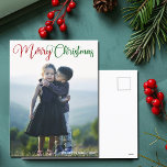 Cartão Postal De Festividades Feliz Natal Elegante Foto da Tipografia Verde Verm<br><div class="desc">Cartaz do Feliz Natal com uma bela tipografia cursiva em vermelho e verde. Estes cartões postais da família de feriados modernos apresentam um belo roteiro e o seu nome em branco sobre a imagem de sangria do cheio.</div>
