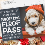Cartão Postal De Festividades Feliz Natal Moderno Foto Personalizada De Pet Engr<br><div class="desc">Design é composto de um fundo escuro com uma mensagem engraçada — "Aqui está seu presente nesta temporada de festas... Boop a passagem do Floof. Uma vez só se usa para quando as coisas se estragam." Para alinhar sua foto, desmascare o modelo de foto clicando no botão Desmascarar. Depois que...</div>