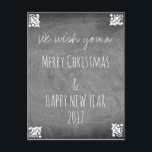 Cartão Postal De Festividades Feliz Natal - Tipografia de Quadro de Chalkboard H<br><div class="desc">Feliz Natal Black and White Chalkboard Typografia Card Holly,  texto: Nós desejamos a você um Feliz Natal e Feliz ano novo 2017,  você pode mudar o texto</div>