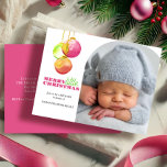 Cartão Postal De Festividades Feliz Pequeno Sip de Foto de Natal<br><div class="desc">Celebre a primeira temporada de festas da sua recém-nascida com este chiado caprichoso e veja convites, perfeitos para um chá de fraldas de Natal festivo ou encontros e boas-vindas. Estes únicos convites de chuveiro de bebês em casa aberta apresentam elegantes ornamentos de natação a cores-d'água em tons vibrantes de rosa,...</div>