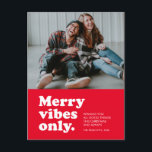 Cartão Postal De Festividades Feliz vibes somente retrô vermelho foto foto foto<br><div class="desc">A feliz vibe apenas nesta temporada de festas! Envie um cartão de feriado retrô divertido com este design de uma foto. O tipo de retorno lê "apenas vibrações de feliz" e também tem espaço para uma mensagem, nome e ano personalizados. A parte traseira oferece a sala de uma mensagem personalizada...</div>