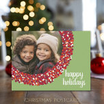 Cartão Postal De Festividades Felizes Férias - Foto de Natal Vermelho Verde<br><div class="desc">Uma fazenda verde com uma coroa de morango como fotograma. Um roteiro moderno é usado para os feriados felizes. Uma saudação de Natal - Que os seus dias sejam felizes e brilhantes - incluída no lado do cartão postal com uma área para assinatura e saudação familiares.</div>