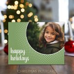 Cartão Postal De Festividades Felizes Férias - Fronteira de Bolinhas Verde<br><div class="desc">Um design moderno com espaço reservado para sua foto favorita. Uma foto circular com um padrão de bolinhas e uma saudação de "Feriados Felizes". Adicione 1 foto para este cartão postal da família. Outras cores estão disponíveis na minha loja.</div>