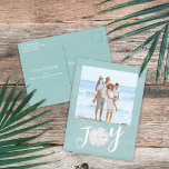 Cartão Postal De Festividades Feriado Natal Joy Foto Simple Beach Budget<br><div class="desc">Este design apresenta Natal, feriado moderno, noel simples, moderno, fotografia de férias tropicais náuticas na praia, fotografia familiar 1 uma turquesa, e dólar dos oceanos tropicais litorâneos, tartaruga marinha à beira-mar, texto de tipografia único da na moda, letra de escrita de caligrafia branca, minimalista das ilhas de férias modernas, cartões-postais...</div>
