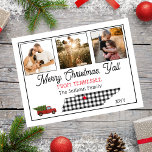 Cartão Postal De Festividades Feriado Rustic Felry Christmas Tennessee<br><div class="desc">Design do estado russo "Feliz Natal" com um esboço do estado sobreposto com um padrão preto e branco de controlo de búfalos e um caminhão vintage parece vermelho arrastando uma árvore de férias. A legenda editável diz "Feliz Natal Y'all do Tennessee". Basta adicionar suas três fotos de família, seu nome...</div>