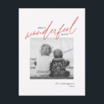 Cartão Postal De Festividades Feriado Vermelho de Natal Simples do Mundo Maravil<br><div class="desc">Concentre-se no positivo, lembrando aos seus amigos e família que vivemos num "Mundo Maravilhoso". Esses cartões postais de fotos de feriado modernos, simples e na moda de 4, 25" x 5, 6" apresentam tipografia moderna em vermelho e branco, com um ponto para sua foto favorita. Use uma foto ou cor...</div>