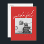 Cartão Postal De Festividades Feriado Vermelho de Natal Simples do Mundo Maravil<br><div class="desc">Concentre-se no positivo,  lembrando aos seus amigos e família que vivemos num "Mundo Maravilhoso". Esses cartões postais de fotos de feriado modernos,  simples e na moda de 4, 25" x 5, 6" apresentam tipografia moderna,  em branco,  com um ponto para sua foto favorita.</div>