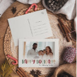 Cartão Postal De Festividades Feriados felizes Coloridos Casuais Desvanecidos Fo<br><div class="desc">Este cartão postal de feriado verde, colorido e feliz, desbotado, é perfeito para sua saudação divertida, criativa e brilhante. É uma fonte única, divertida e moderna em vermelho, boho bronzeado, e verde claro e escuro, que faz um feliz sentimento sazonal. Se você está querendo iluminar o inverno escuro de seus...</div>