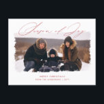 Cartão Postal De Festividades Festa de Foto da Família de Joy, Estação Minimalis<br><div class="desc">Este elegante cartão postal de Natal "Season of Joy" mostra o calor e a felicidade da sua família durante a época festiva. Apresentando um design minimalista com tipografia de escrita manual, este cartão é perfeito para enviar desejos personalizados de Natal. O fundo suave de neve enfatiza uma foto da família,...</div>