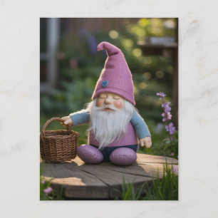 Cartão Postal De Festividades Figura de Gnome Fofinho com Cesto Tecido no Verão