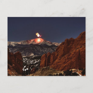 Cartão Postal De Festividades Fogos de artifício do dia dos anos novos no topo d