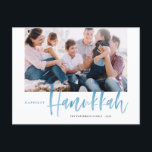 Cartão Postal De Festividades Foto da Caligrafia de Pincel de Chanucá Azul<br><div class="desc">Chanucá mais feliz! Mande cartões de natal para seus entes queridos com este cartão postal Feliz Hanukkah. Apresenta caligrafia moderna de pincel azul com um padrão delicado de neve correspondente. Personalize adicionando uma foto, nomes, data e mensagem. Este cartão postal festivo azul caligráfico está disponível em outras cores e produtos....</div>