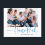 Cartão Postal De Festividades Foto da Caligrafia de Pincel de Chanucá Azul<br><div class="desc">Chanucá mais feliz! Mande cartões de natal para seus entes queridos com este cartão postal Feliz Hanukkah. Apresenta caligrafia moderna de pincel azul com um padrão delicado de neve correspondente. Personalize adicionando uma foto, nomes, data e mensagem. Este cartão postal festivo azul caligráfico está disponível em outras cores e produtos....</div>