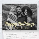 Cartão Postal De Festividades Foto da família de saudação de script cursivo mode<br><div class="desc">Design é composto por uma simples tipografia cursiva lúdica. Adicione o nome da sua família,  o ano e a mensagem personalizada. Disponível aqui: http://www.zazzle.com/store/selectpartysupplies</div>