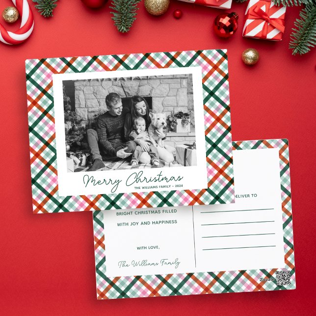 Cartão Postal De Festividades Foto da família Modern Gingham Feliz Natal (Modern Christmas Gingham Black and White Photo template postcard. Red, Pink, Mint + Green colors)