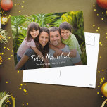 Cartão Postal De Festividades Foto da família natalícia moderna Feliz Navidad<br><div class="desc">Cartão postal Feliz Navidad de Natal Photo Holiday, com uma família moderna e um design de tipografia de script. Com a inscrição personalizável branca, você adiciona suas próprias informações. Você também substitui a foto por sua própria imagem. Uma forma festiva e única de desejar aos entes queridos um Feliz Natal...</div>