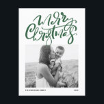 Cartão Postal De Festividades Foto de caligrafia moderna verde Feliz Natal<br><div class="desc">Feliz Natal! Envie desejos de Natal para a família e amigos com este cartão postal de Natal personalizável. Apresenta caligrafia moderna e uma escrita simples. Personalize este cartão de Natal da caligrafia moderna adicionando sua foto, mensagem e nomes. Este cartão-postal de Natal moderno está disponível em outros estoques de cartão....</div>