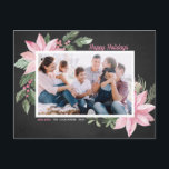Cartão Postal De Festividades Foto de Feriados Felizes do Quadro de Chalkboard P<br><div class="desc">Feliz Feriados! Envie cartões de natal para a família e amigos com este cartão postal botânico personalizável. Apresenta a ilustração aquarela das poinsettias, bagas, algodão e colas cor-de-rosa sobre um fundo de quadro negro. Personalize adicionando fotos e seus próprios textos. Este cartão-postal floral cor-de-rosa está disponível numa variedade de estoques...</div>