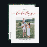 Cartão Postal De Festividades Foto de feriados felizes do Red Happy com Tipograf<br><div class="desc">Feliz Férias! Envie os desejos de Natal à família e aos amigos com este cartão postal de feriado moderno e personalizável. Apresenta tipografia mista com uma escrita elegante e uma tipografia simples. Personalize adicionando nomes e uma foto. Este cartão postal de férias de caligrafia está disponível em outros estoques.</div>