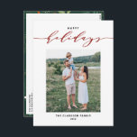 Cartão Postal De Festividades Foto de feriados felizes do Red Happy com Tipograf<br><div class="desc">Feliz Férias! Envie os desejos de Natal à família e aos amigos com este cartão postal de feriado moderno e personalizável. Apresenta tipografia mista com uma escrita elegante e uma tipografia simples. Personalize adicionando nomes e uma foto. Este cartão postal de férias de caligrafia está disponível em outros estoques.</div>