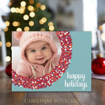Cartão Postal De Festividades Foto de Férias Felizes - Morango Whimsso<br><div class="desc">Uma fazenda azul com uma coroa de morango como fotograma. Um roteiro moderno é usado para os feriados felizes. Uma saudação de Natal - Que os seus dias sejam felizes e brilhantes - incluída no lado do cartão postal com uma área para assinatura e saudação familiares.</div>