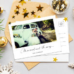 Cartão Postal De Festividades Foto de Natal Elegante Moderno Simples<br><div class="desc">Este é um cartão-postal preto e branco moderno e mínimo usando uma fotografia simples e elegante com "Casado e Feliz" em uma tipografia elegante. Altere facilmente a foto na frente, mude o nome da família ou da empresa e adicione uma mensagem personalizada na parte traseira usando as opções de modelo...</div>