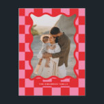 Cartão Postal De Festividades Foto de Natal mínima do controlo moderno das ondas<br><div class="desc">Padrão de verificação gráfico mínimo moderno vermelho e rosa de borda ondulada foto de Natal cartão postal. Negrito na design de tendência. Parte de uma coleção de férias.</div>