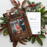 Cartão Postal De Festividades Foto de Natal verde Madeira de cor escura<br><div class="desc">Você vai adorar estes bonitos cartões de Natal! Eles apresentam arranjos botânicos de aquarela com névoa, ramificações de pínus, bagas e respiração de bebês. No topo, diz feliz Natal e logo abaixo você pode adicionar uma foto. A parte inferior do cartão tem um lugar para uma pequena mensagem e depois...</div>