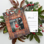 Cartão Postal De Festividades Foto de Natal verde Madeira Rústica<br><div class="desc">Você vai adorar estes bonitos cartões de Natal! Eles apresentam arranjos botânicos de aquarela com névoa, ramificações de pínus, bagas e respiração de bebês. No topo, diz feliz Natal e logo abaixo você pode adicionar uma foto. A parte inferior do cartão tem um lugar para uma pequena mensagem e depois...</div>