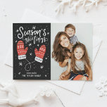 Cartão Postal De Festividades Foto de Saudações da Estação Red Winter Mittens<br><div class="desc">Saudações da temporada | Envie seus desejos de feriado para amigos e familiares com este cartão postal de feriado personalizável. Este cartão postal de Natal ilustra a caligrafia moderna e as luvas vermelhas de inverno. Personalize adicionando seus detalhes. Este cartão postal de feriado fotográfico está disponível em outras cores e...</div>