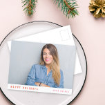 Cartão Postal De Festividades Foto de Solteiro de Natal simples para Na moda mod<br><div class="desc">Cartaz de fotos de na moda feriado com tipografia clássica "Feliz feriado" e seu nome em vermelho e rosa sobre um fundo branco minimalista e limpo. A foto, o nome e a saudação podem ser facilmente personalizados para um toque pessoal. Um design de natal simples, minimalista e contemporâneo para destacar...</div>