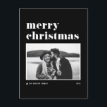 Cartão Postal De Festividades Foto de tipografia negra e bolada Feliz Natal<br><div class="desc">Feliz Natal! Mande seus desejos de férias para a família e amigos com este cartão-postal de Natal moderno e personalizável. Apresenta uma tipografia retrógrada com sotaque de árvore de Natal. Personalize este cartão postal de feriado fotográfico adicionando os seus próprios detalhes. Este cartão postal de Natal preto e branco está...</div>