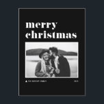 Cartão Postal De Festividades Foto de tipografia negra e bolada Feliz Natal<br><div class="desc">Feliz Natal! Mande seus desejos de férias para a família e amigos com este cartão-postal de Natal moderno e personalizável. Apresenta uma tipografia retrógrada com sotaque de árvore de Natal. Personalize este cartão postal de feriado fotográfico adicionando os seus próprios detalhes. Este cartão postal de Natal preto e branco está...</div>