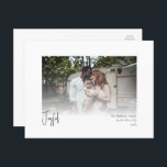 Cartão Postal De Festividades Foto Desvanecida do Script de Natal alegre moderno<br><div class="desc">Este moderno e alegre roteiro de Natal desvanecido cartão postal de feriado é perfeito para seu chique minimalista preto e branco. A caligrafia manuscrita branca é delicada e rústica enquanto permanece elegante e elegante. A design reflete um simples dia de inverno todo-branco e evoca memórias de uma vida mais simplista....</div>