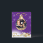 Cartão Postal De Festividades Foto do enfeites de natal Snowflakes Roxo Moderno<br><div class="desc">Enfeites de natal ouro bonito com sua foto favorita adicionada para personalizar todos os seus familiares e amigos. Lindo fundo roxo profundo. O cartão perfeito para a pessoa num orçamento.</div>