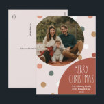 Cartão Postal De Festividades Foto do Solteiro Vertical de Natal da Bolinhas Red<br><div class="desc">Este cartão postal de solteiro vertical de Natal, bolinhas vermelha, é perfeito para o seu cartões de natal moderno inspirado na fazenda da boêmia. A típica fonte rústica, mas delicada, desenhada à mão dá-lhe um aspecto viscoso e úmido enquanto a mantém bonita e simples. As bolinhas vêm em tons de...</div>