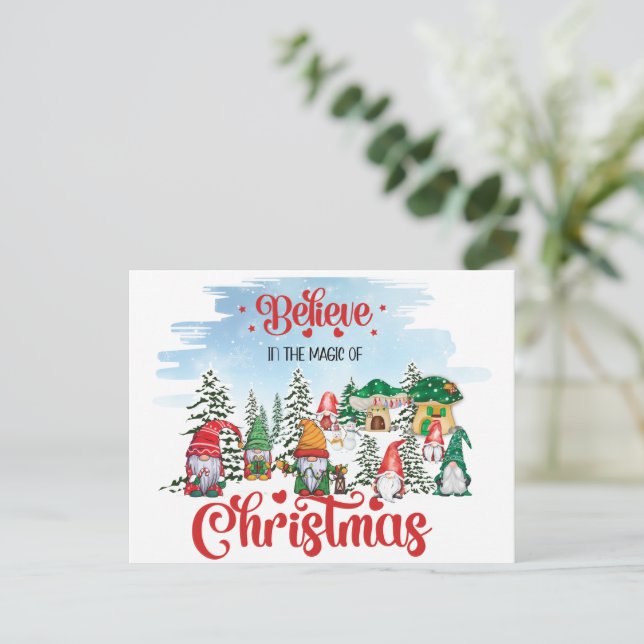 Cartão Postal De Festividades Gnomo Bonito Celebrando Férias de Natal (Em pé/Frente)