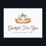 Cartão Postal De Festividades Grata por você | ação de graças<br><div class="desc">folhas de outono com abóboras aquáticas e flores de borla dourada. Uma mensagem de saudação personalizada para a ação de graças no fundo.</div>